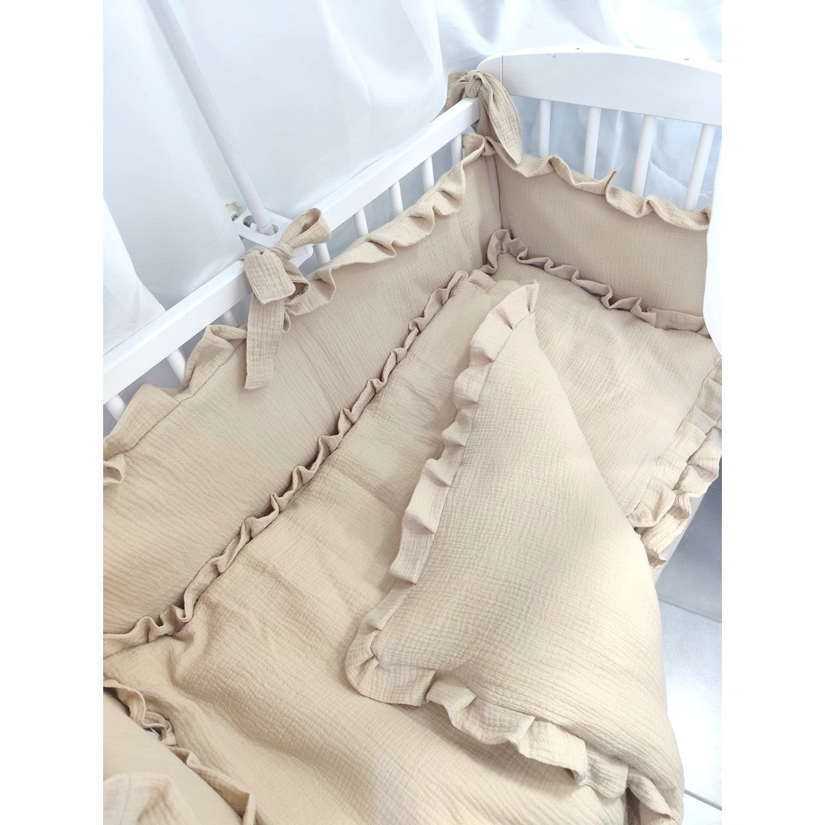 Babybett aus Kiefernholz mit Musselin Nestchen und Baldachin