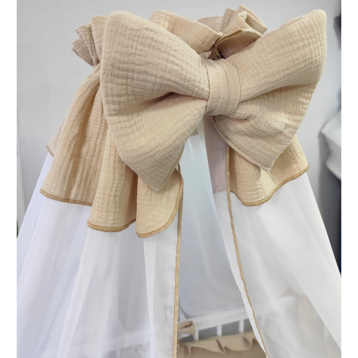 babybett-musselin-beige-himmel-schleife
