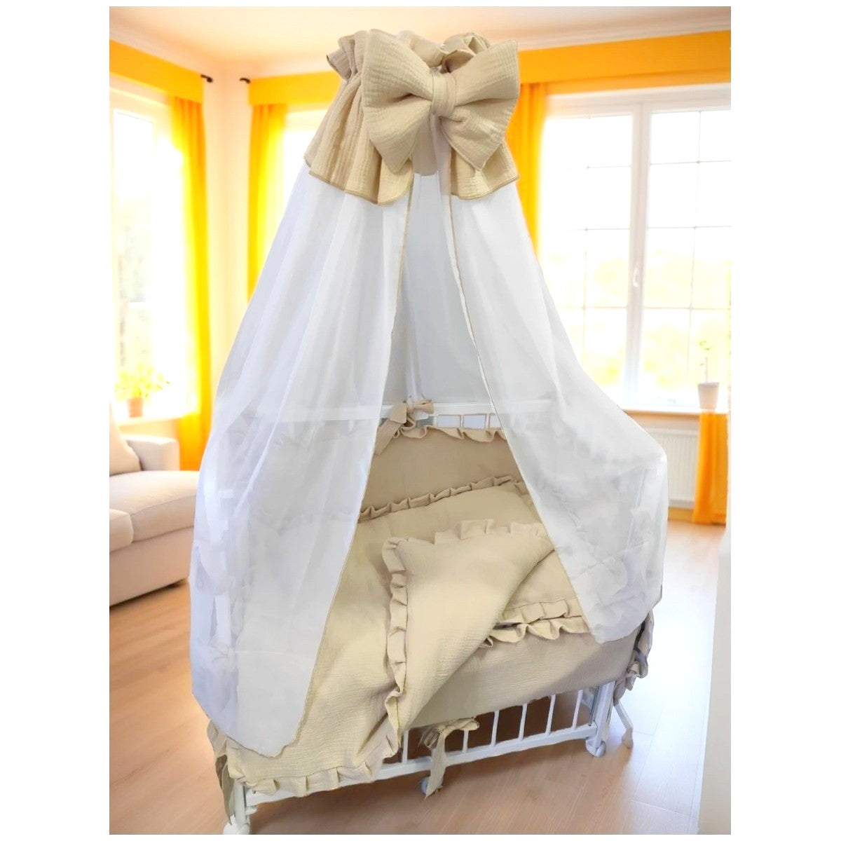 Babybett aus Kiefernholz mit Musselin Nestchen und Baldachin_Kinderzimmer
