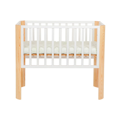 Modernes Babybett aus Holz in Natur und Weiß