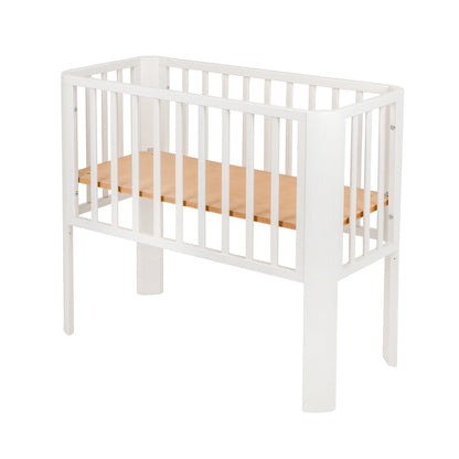 Royal inspiriertes Babybett in zarten Farben – hochwertige Verarbeitung und liebevolle Details