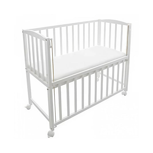 Weißes Beistellbett 90x40 cm mit Matratze und Rollen – schlichtes Babybett in klassischem Design