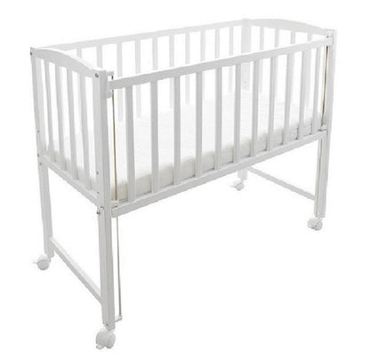 Babybett mit Rollen und absenkbarem Seitengitter
