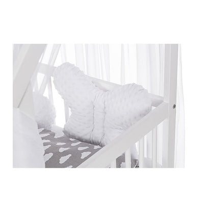 Dekorative_Kissen_und_Bettrolle_bringen_Farbe_und_Gemuetlichkeit_ins_Kinderbett.
